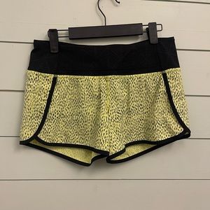 Lululemon run times shorts size 4 2.5” Dottie dash clarity yellow and black